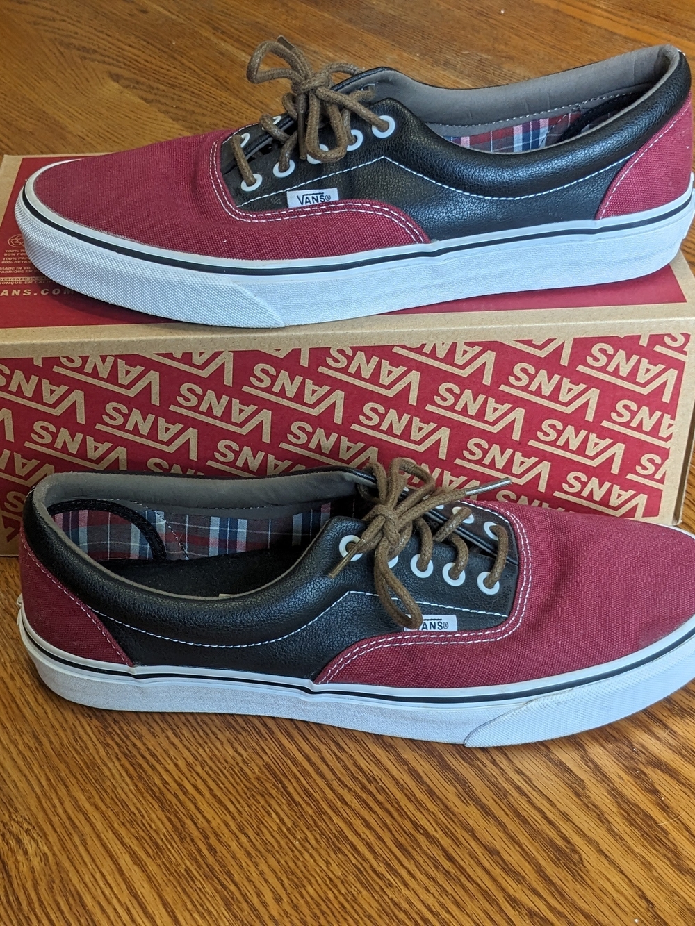 Vans Men's Maroon and Black Low-Top Sneakers